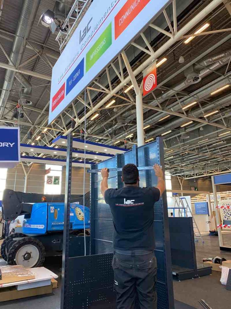 Préparation du stand au salon Equipmag