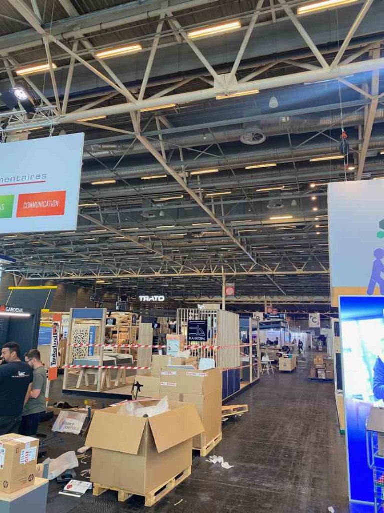 Hall d'exposition Porte de Versailles, mise en place des stands