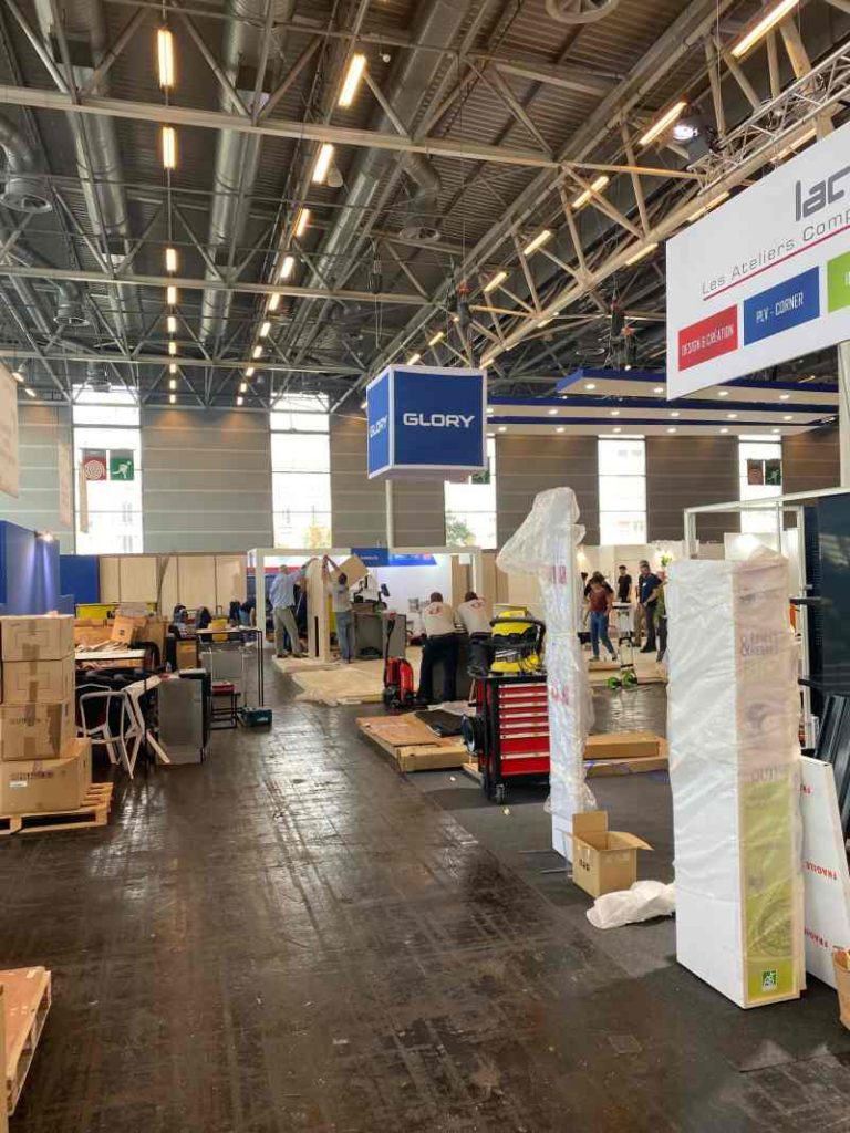 Les confrères sont là aussi pour installer leur stand